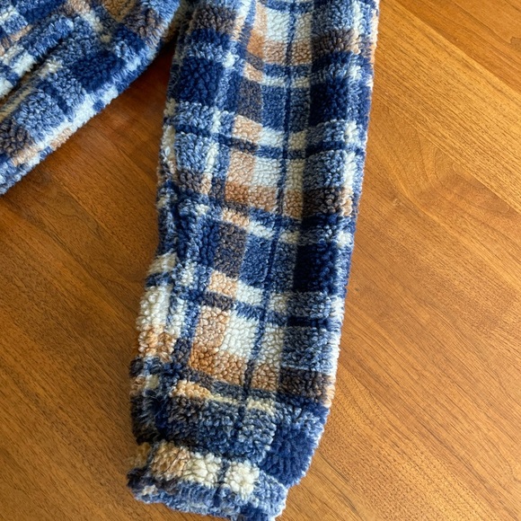 Men’s Small Plaid Zip Up Teddy Hooded with drawstrings. Zipper pockets outside - Picture 7 of 11